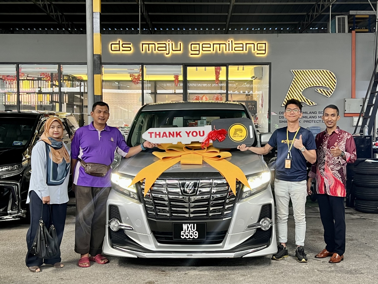 Toyota Alphard : Good service, Recommended sape2 nak beli kereta...Layanan staff pun terbaik, very friendly.