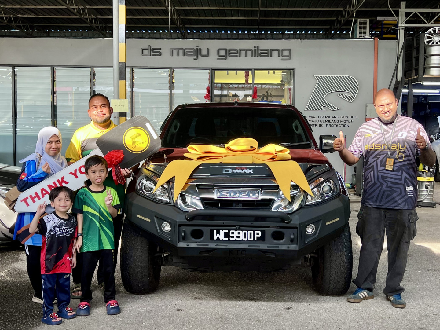 Isuzu D-Max : Sy berurusan dgn salesman Paul Kumar. Servis tiptop. Responsive dan sgt2 membantu pelanggan A to Z. Highly recommended...